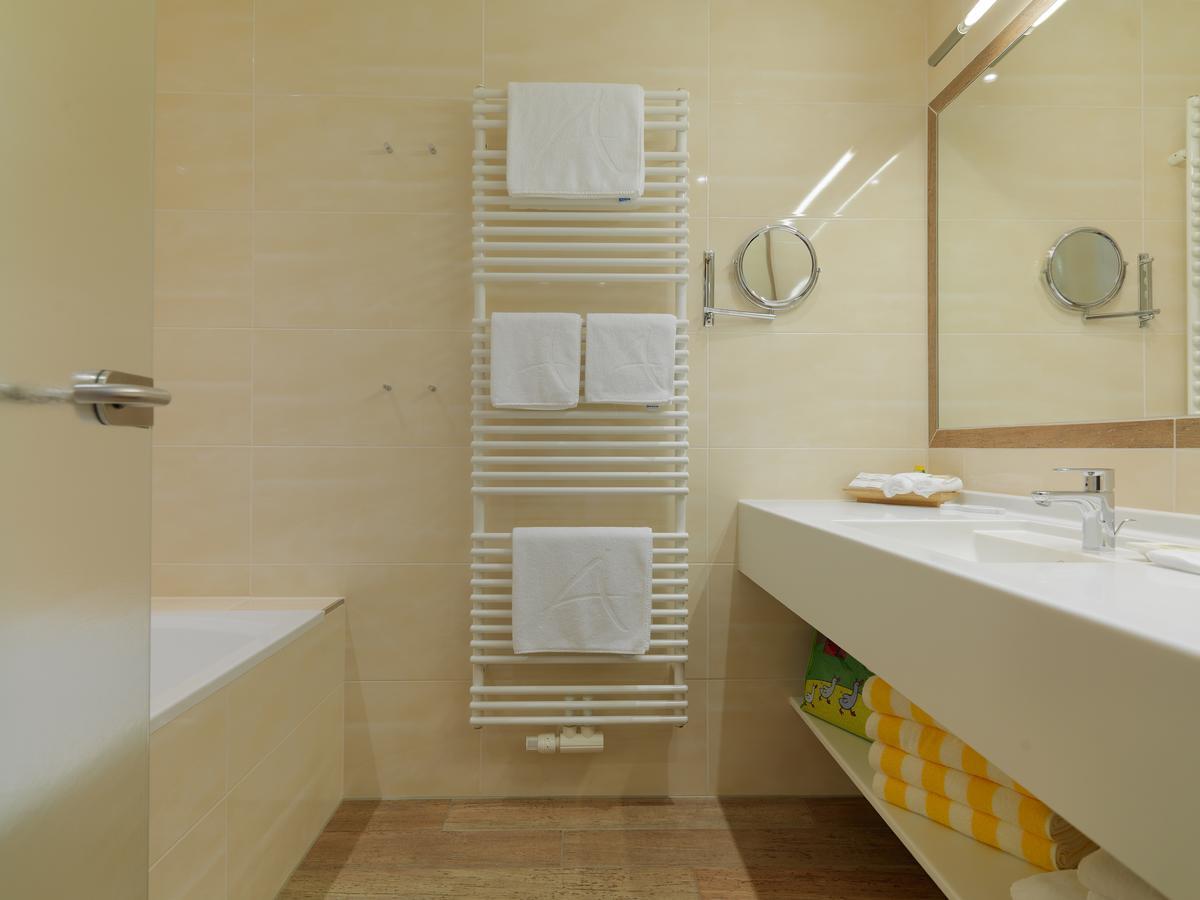 Alpina Zillertal . Family Lifestyle Kinderhotel Fügen Eksteriør bilde