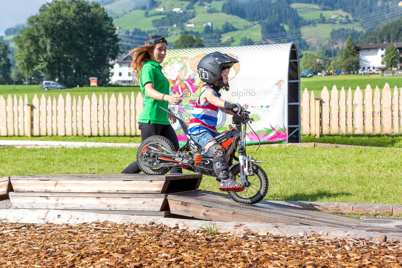 Alpina Zillertal . Family Lifestyle Kinderhotel Fügen Eksteriør bilde